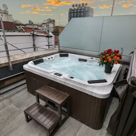 Savour a glass of prosecco as you unwind in the hot tub