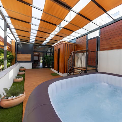 Make sundowners in the private hot tub the new routine