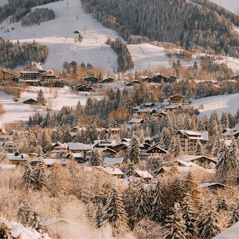 Reach the shops, bars and restaurants of Megève in just five minutes