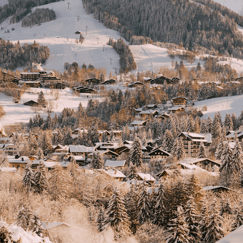 Reach the shops, bars and restaurants of Megève in just five minutes