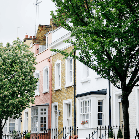 See the famous homes of Alfred Hitchcock and Oscar Wilde in Chelsea