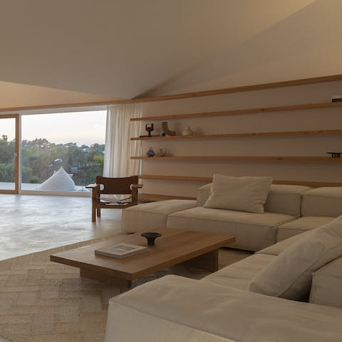 Spend cosy evenings snug on the sofa, watching the smart TV, while the fireplace crackles beside you