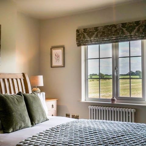 Wake up to gorgeous countryside views in your comfy king size bed