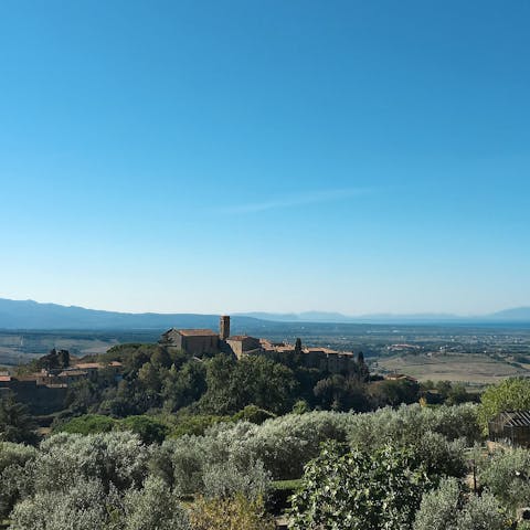 Explore the beautiful villages of the Etruscan Coast