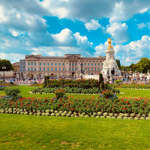 Take a scenic stroll to Buckingham Palace, just six minutes away