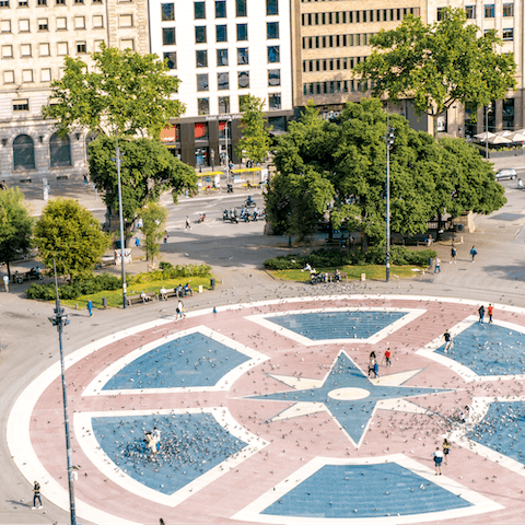 Take the metro from Sagrada Familia station and be in Plaça de Catalunya in fifteen minutes, flat