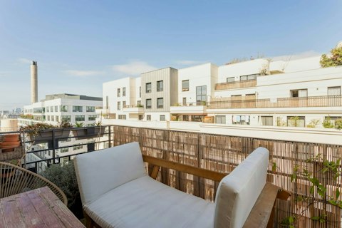 Sit out above the neighbourhood on a sunny day