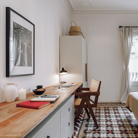 Keep up with work emails at the laptop-friendly workstation