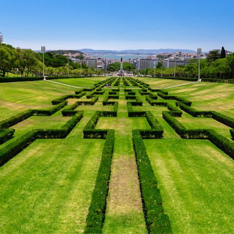 Stroll to the lush lawns of Parque Eduardo VII in just eight minutes