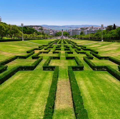 Stroll to the lush lawns of Parque Eduardo VII in just eight minutes