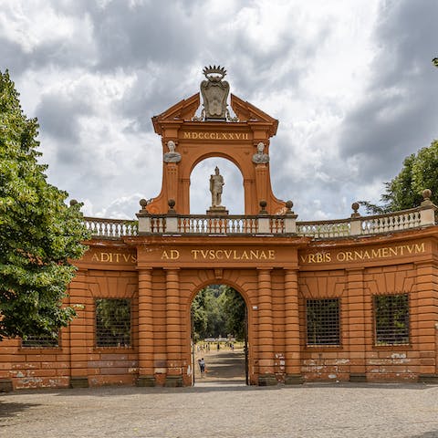 Walk two minutes to the lovely Tuscolana Park, dotted with 16th century villas