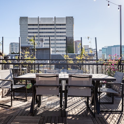 Enjoy an alfresco lunch up on the roof terrace, perhaps utilising the communal barbecue