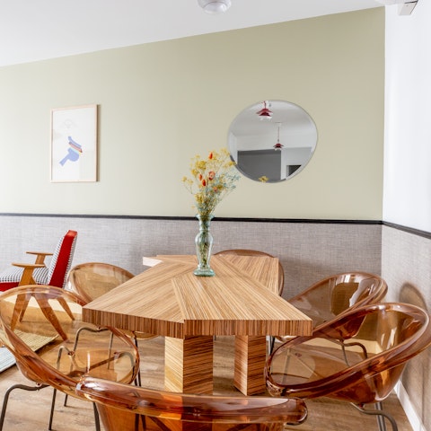 Share beautiful meals with local wine and fresh produce from a nearby market