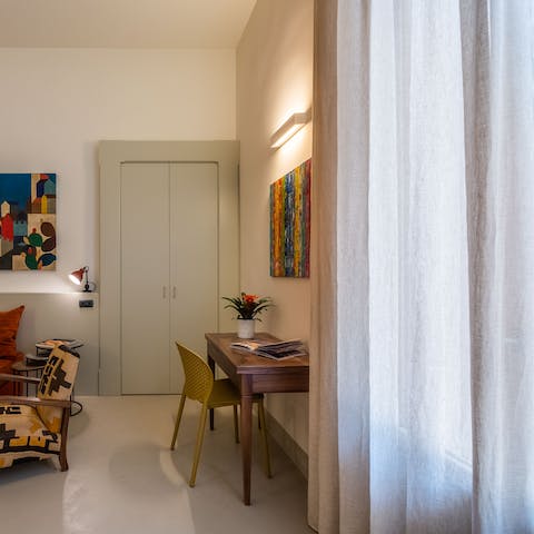 Catch up on work or plan out the day's itinerary with ease thanks to the stylish desk