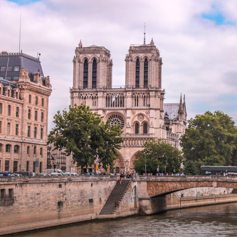 Stroll to the Notre-Dame in just fifteen-minutes
