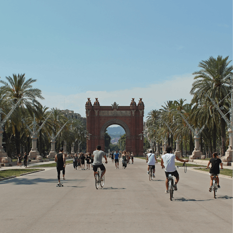 Visit the Arc de Triomphe and snap some fantastic photos