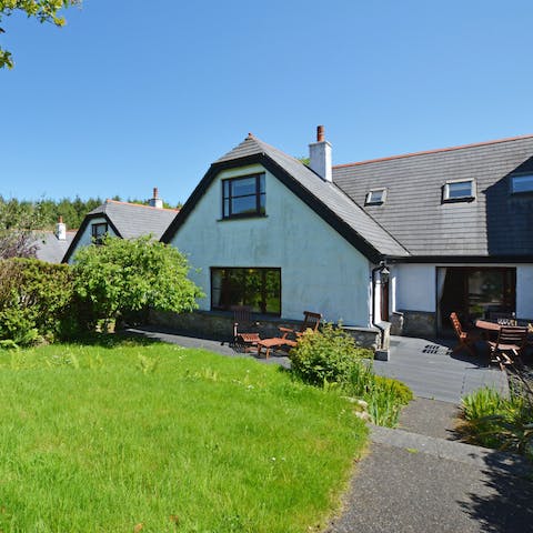 Sun yourself and eat alfresco in the private garden