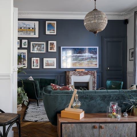 Curl up and prepare for an evening of atmosphere beneath chandeliers