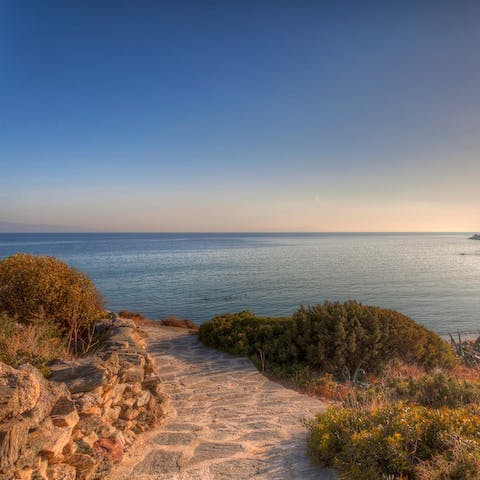 Stroll down to Lolantonis beach