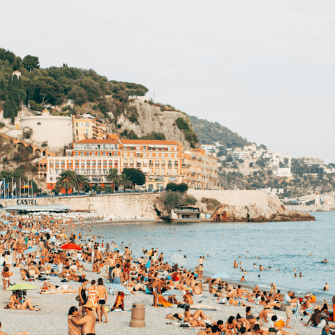 Discover Nice on foot – the beach is fifteen minutes away