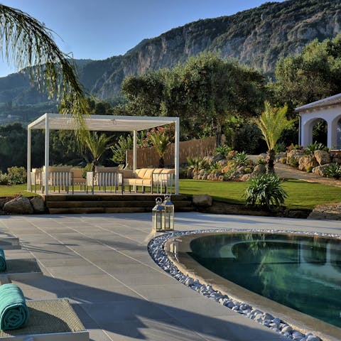 Relax in the pool, surrounded by green forestry