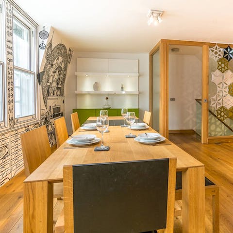 Tuck into traditional pie, mash and liquor suppers around the dining table