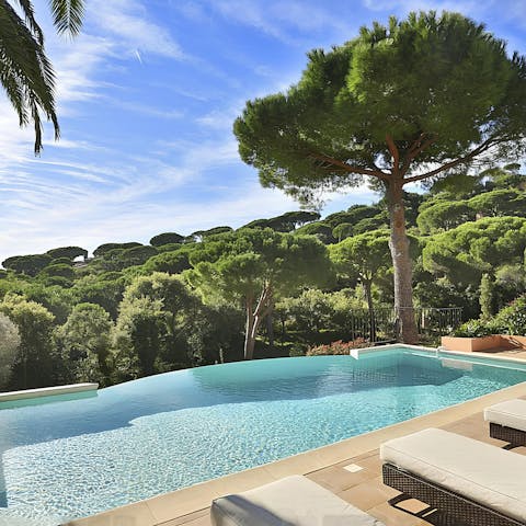 Relax in the Côte d'Azur sun next to the infinity pool