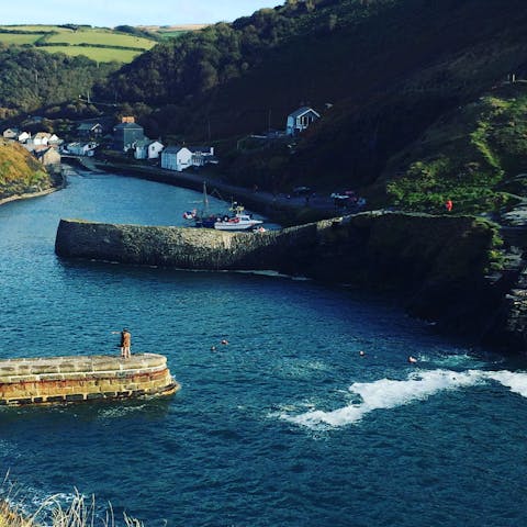 Walk to the picturesque harbour of Boscastle in less than fifteen minutes