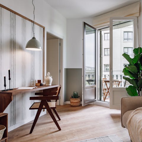 Host work meetings at the bright desk space