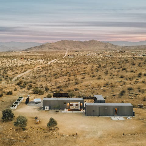 Stay in total seclusion, a fifteen–minute drive from downtown Joshua Tree