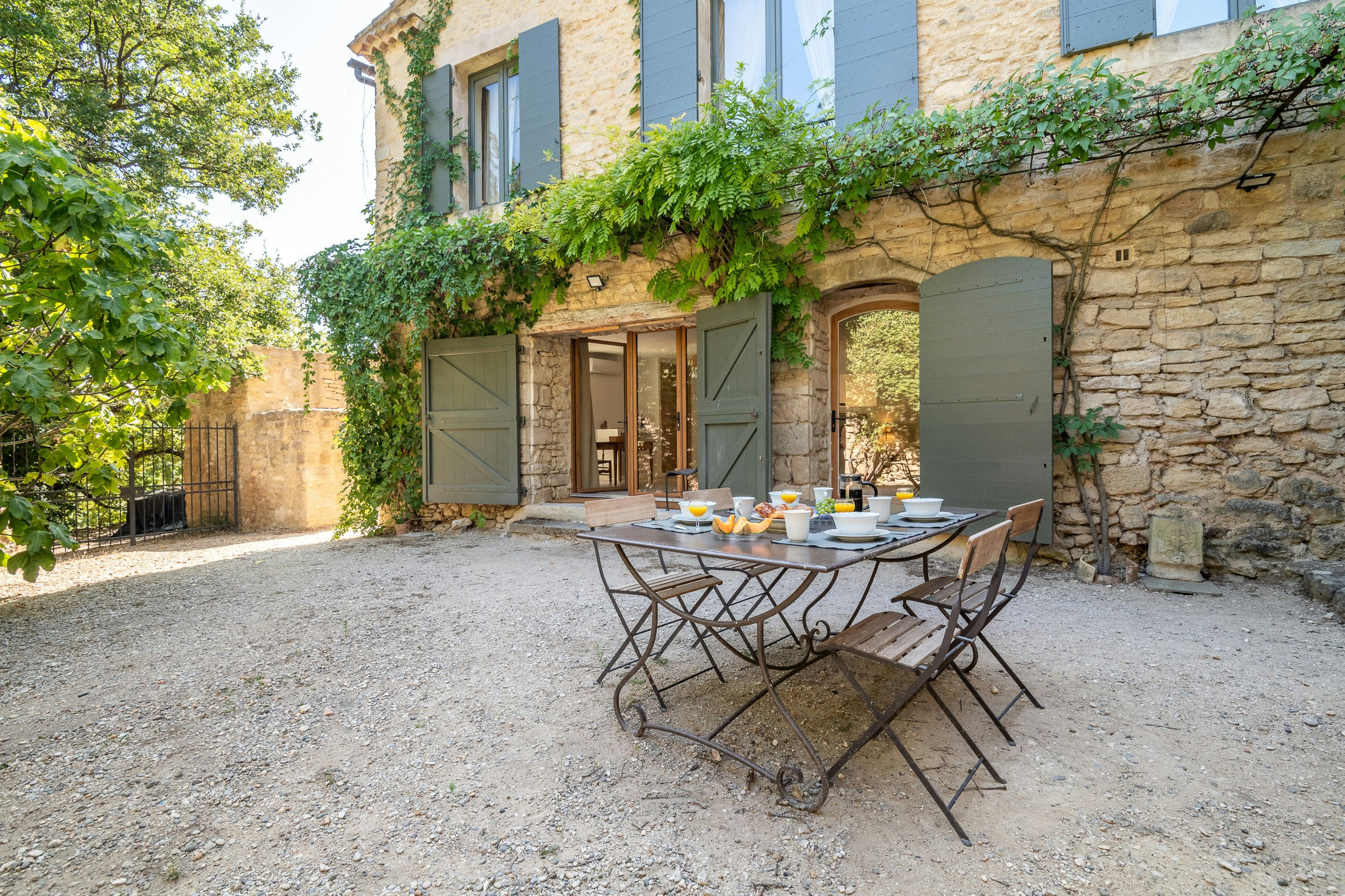 Bonnieux Blooms