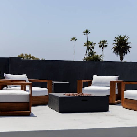 Relax in the LA sun on the wonderful private roof terrace