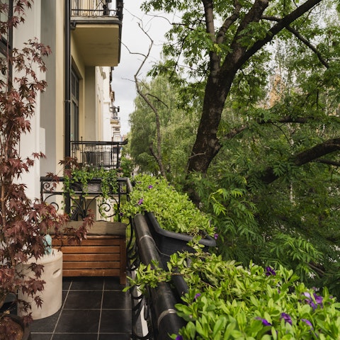 Feel at one with the urban nature on the private balcony
