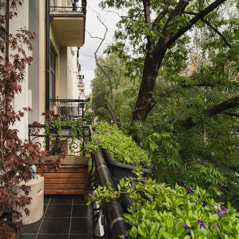 Feel at one with the urban nature on the private balcony