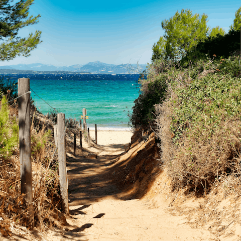 Discover Porquerolles' crystal-water beaches