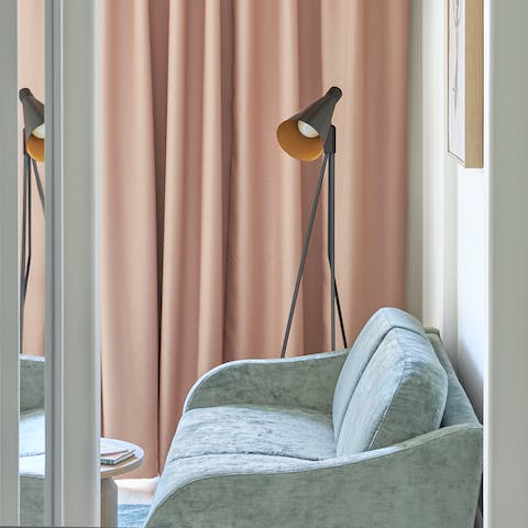 Sink into the plush sofa and watch your favourite films on the Chromecast