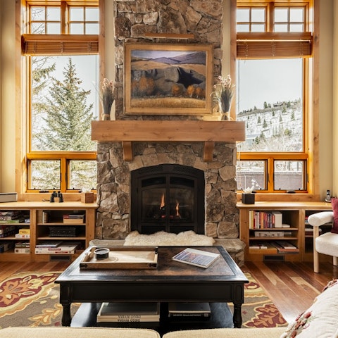 Unwind in front of the fireplace with mountain views