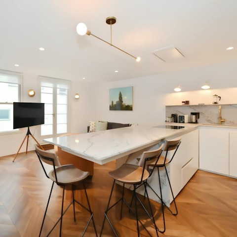 Hop up to the breakfast bar for coffee and toast to start the day