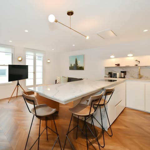 Hop up to the breakfast bar for coffee and toast to start the day