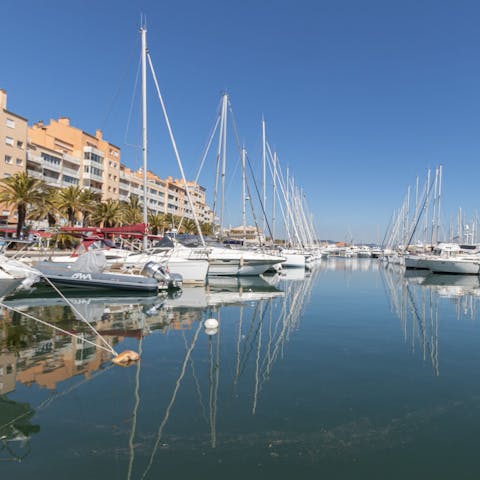 Wander down to the pretty marina, right on your doorstep