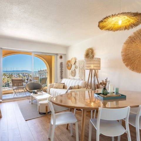 Sit down for a casual dinner or a game of cards, complete with a view