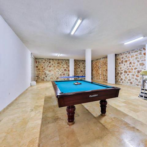 Clear up from the break on the deluxe pool table