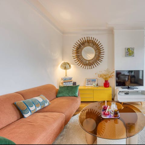 Relax in between sightseeing in the colourful living room