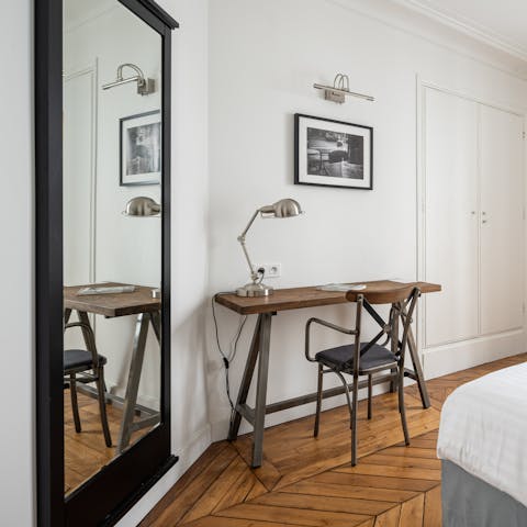 Catch up on your emails or start your novel at the smart desk space