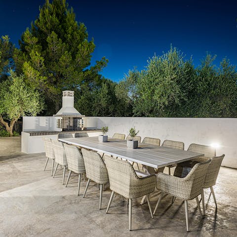 Tuck into sociable group feasts around the outdoor dining table