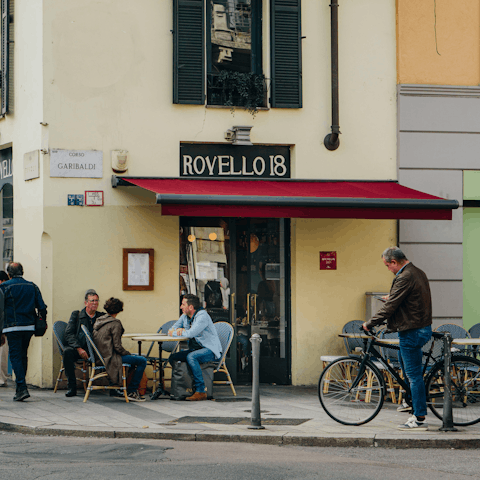 Soak up the atmosphere with drinks in a local bar
