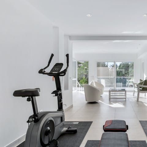 Brak a sweat in the fitness room