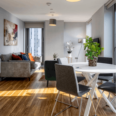 Work, rest and unwind in the open-plan living space
