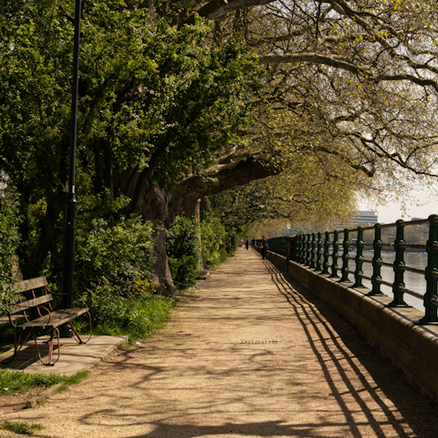 Reach the picturesque Thames Walk in ten minutes on foot