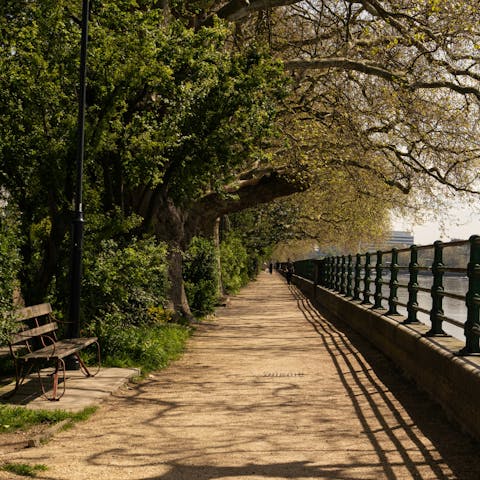 Reach the picturesque Thames Walk in ten minutes on foot
